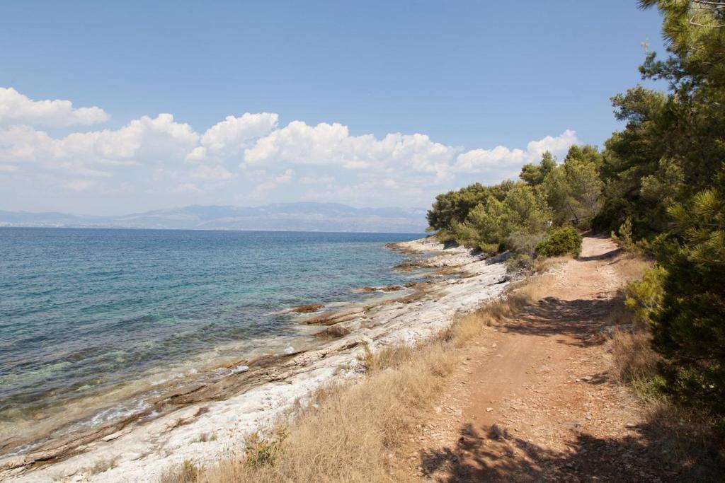 Villa Dinka Sutivan Rum bild